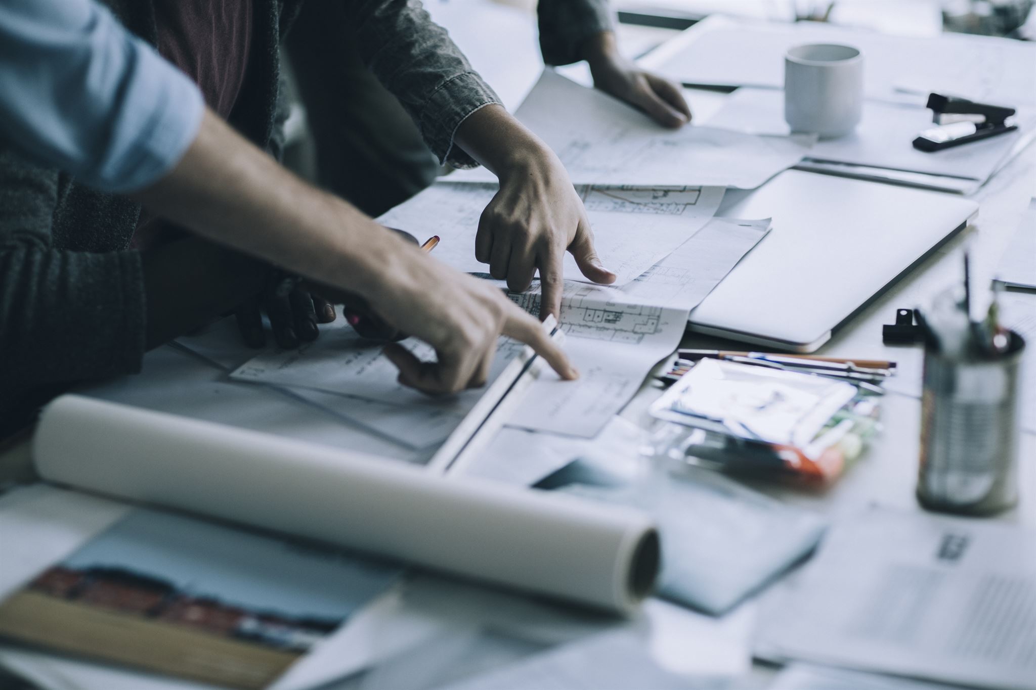 Personas-trabajando-en-planos